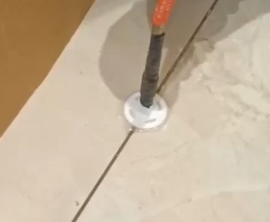柳江瓷砖空鼓维修公司专业解答瓷砖在铺贴过程中，如果没有涂抹均匀到位的粘结材料（如水泥砂浆或瓷砖胶），可能会导致以下问题